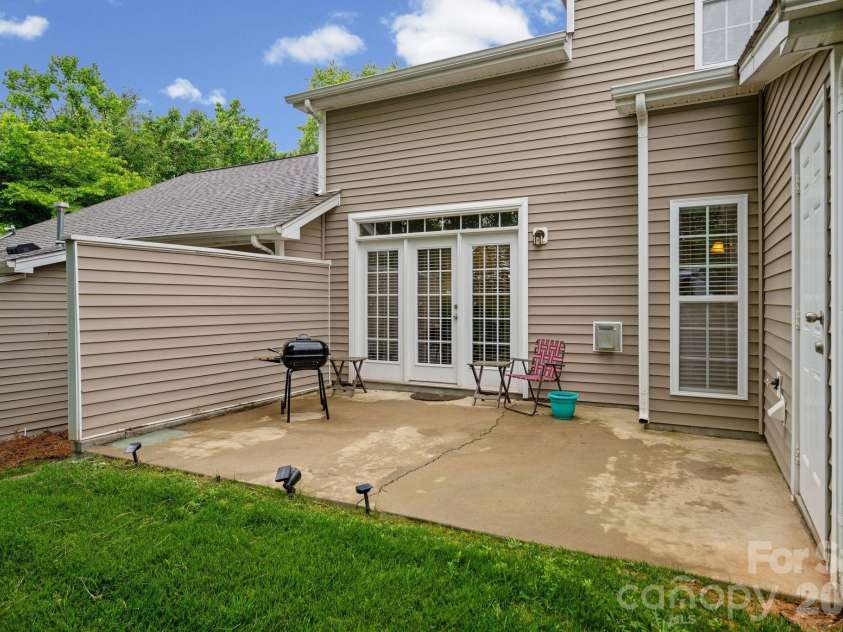 5757 Fox Ridge Lane, Winston Salem, NC 27104.  MLS# CAR4406995, YatesRealty ID 39550. 