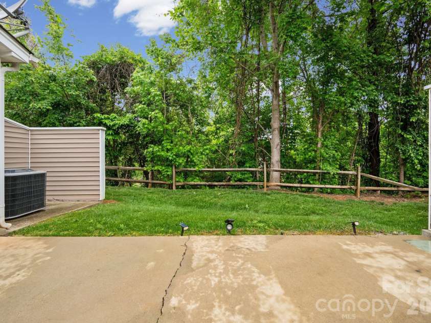 5757 Fox Ridge Lane, Winston Salem, NC 27104.  MLS# CAR4406995, YatesRealty ID 39550. 