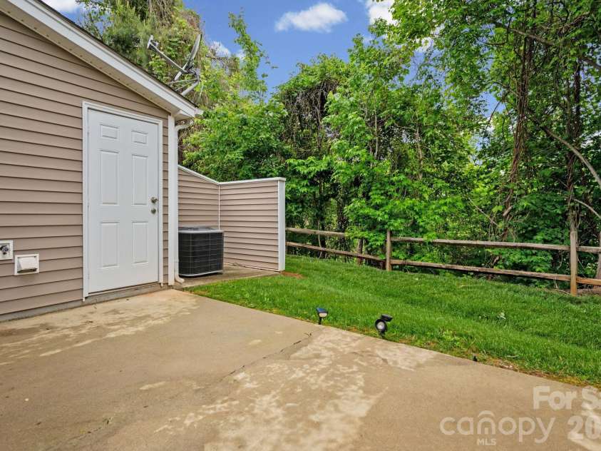 5757 Fox Ridge Lane, Winston Salem, NC 27104.  MLS# CAR4406995, YatesRealty ID 39550. 
