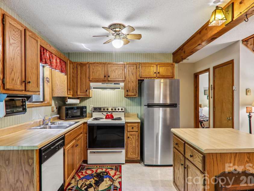 13 Lisa Lane, Maggie Valley, NC 28751.  MLS# CAR4404542, YatesRealty ID 39553. 
