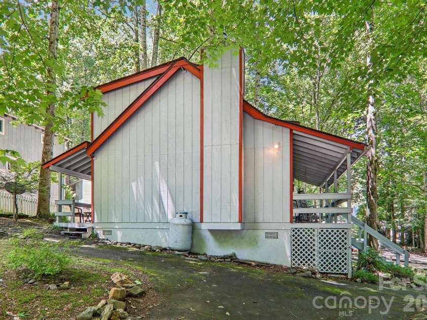 13 Lisa Lane, Maggie Valley, NC 28751.  MLS# CAR4404542, YatesRealty ID 39553. 