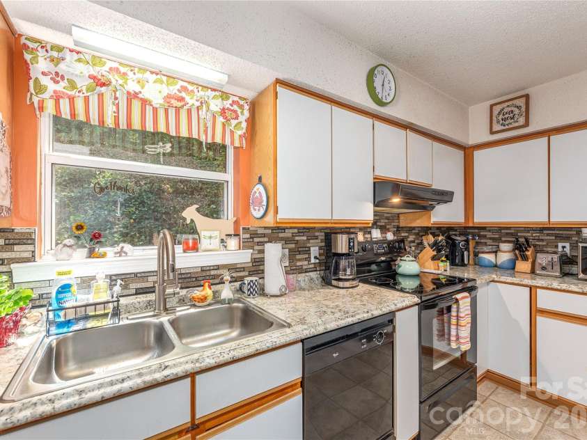 5 Summer Savory Court, Flat Rock, NC 28731.  MLS# CAR4405791, YatesRealty ID 39554. 