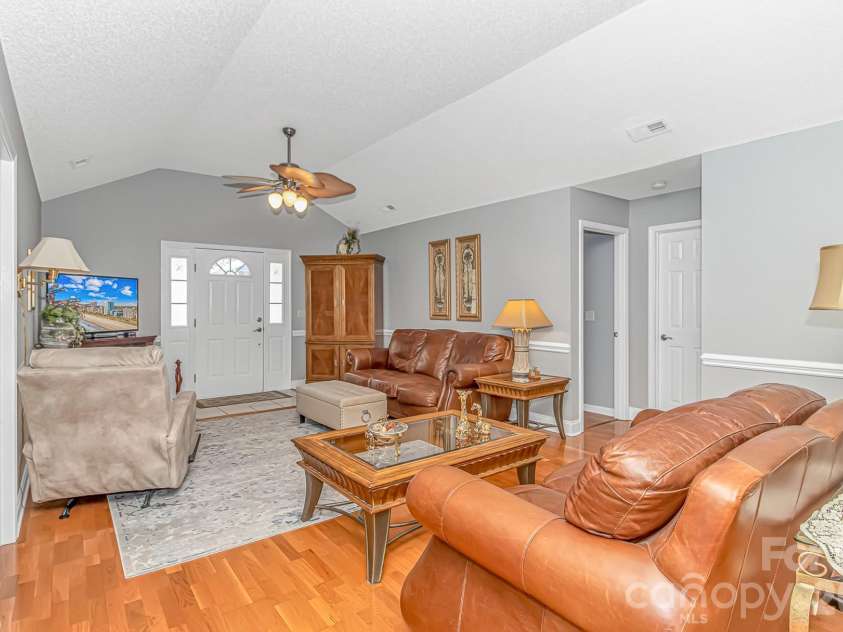 511 21st Avenue, North Myrtle Beach, SC 29582.  MLS# CAR4407127, YatesRealty ID 39556. 