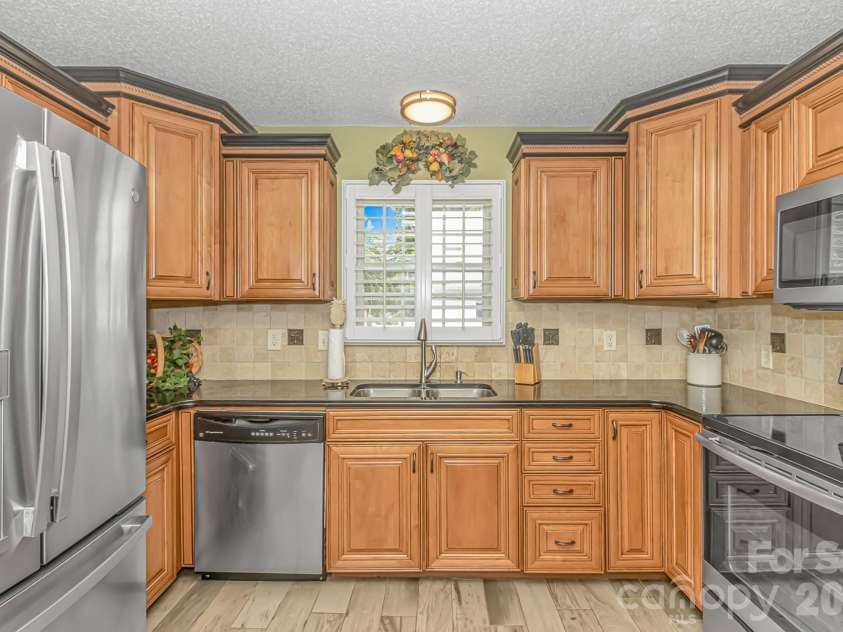 511 21st Avenue, North Myrtle Beach, SC 29582.  MLS# CAR4407127, YatesRealty ID 39556. 
