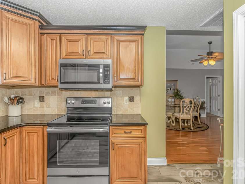 511 21st Avenue, North Myrtle Beach, SC 29582.  MLS# CAR4407127, YatesRealty ID 39556. 