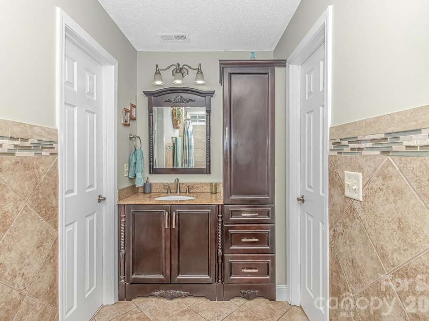 511 21st Avenue, North Myrtle Beach, SC 29582.  MLS# CAR4407127, YatesRealty ID 39556. Full bathroom 1