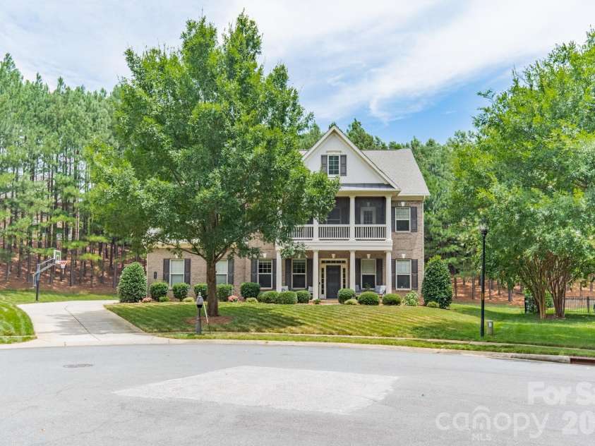 9052 Mossy Hill Lane, Fort Mill, SC 29707.  MLS# CAR4405984, YatesRealty ID 39559. 