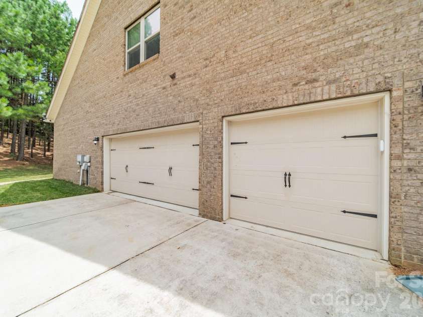 9052 Mossy Hill Lane, Fort Mill, SC 29707.  MLS# CAR4405984, YatesRealty ID 39559. 
