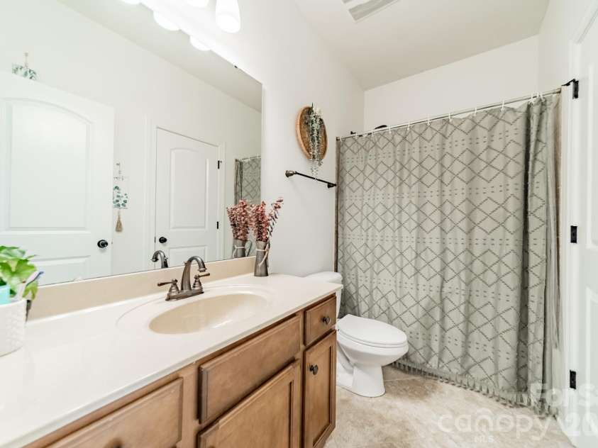 9052 Mossy Hill Lane, Fort Mill, SC 29707.  MLS# CAR4405984, YatesRealty ID 39559. En suite bath