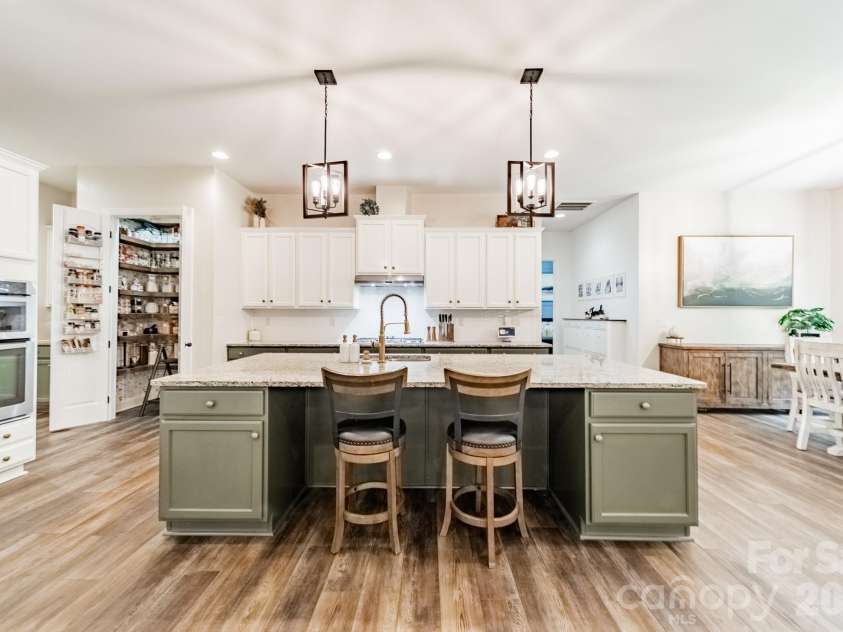 9052 Mossy Hill Lane, Fort Mill, SC 29707.  MLS# CAR4405984, YatesRealty ID 39559. Kitchen