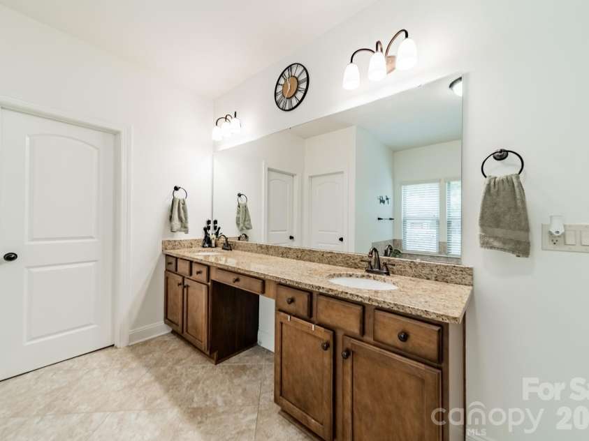 9052 Mossy Hill Lane, Fort Mill, SC 29707.  MLS# CAR4405984, YatesRealty ID 39559. Primary Bath