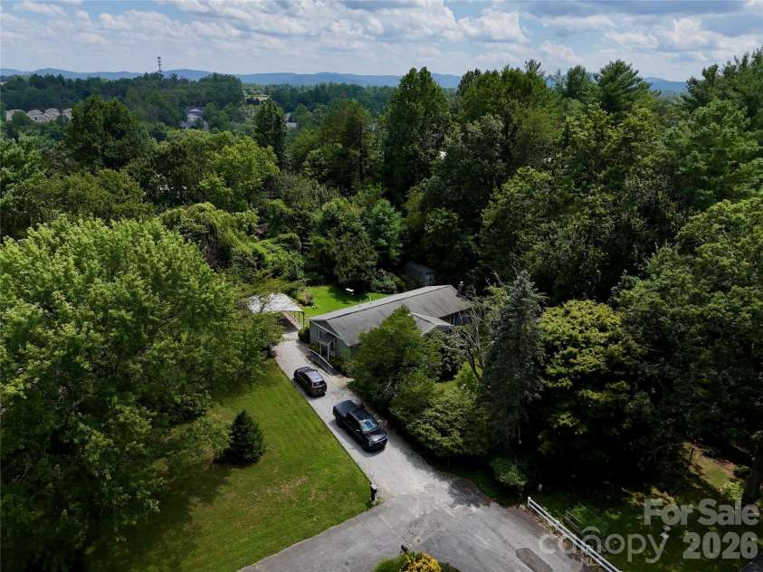5 Dewberry Drive, Hendersonville, NC 28792.  MLS# CAR4405580, YatesRealty ID 39567. 