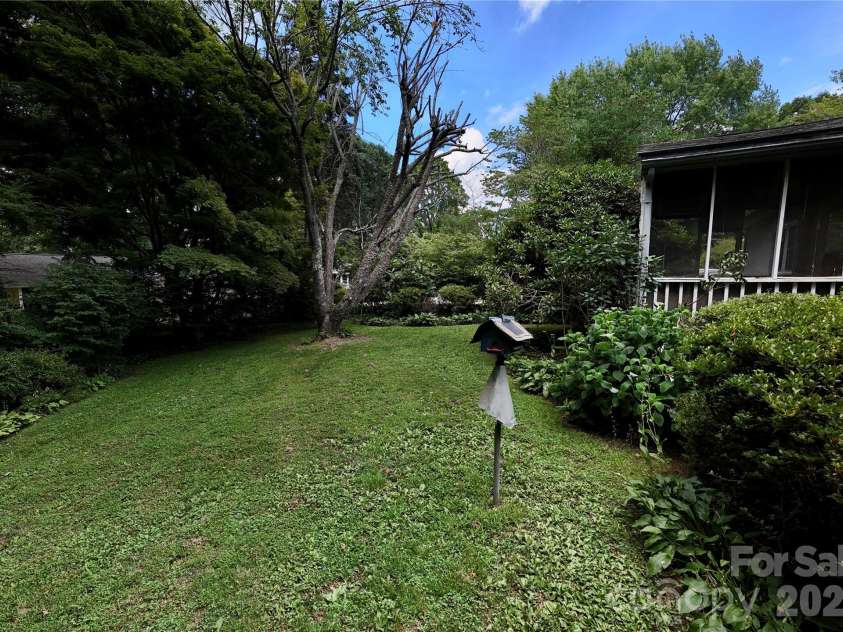 5 Dewberry Drive, Hendersonville, NC 28792.  MLS# CAR4405580, YatesRealty ID 39567. 