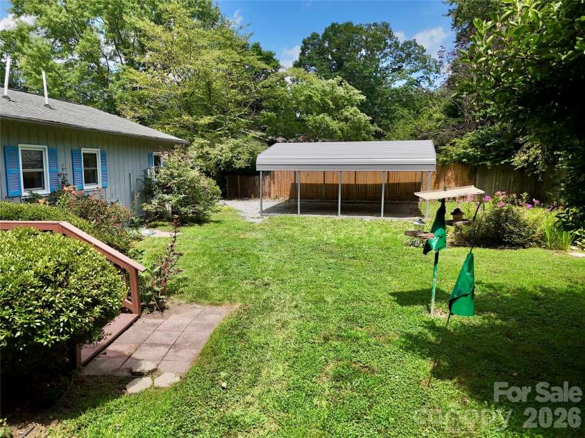 5 Dewberry Drive, Hendersonville, NC 28792.  MLS# CAR4405580, YatesRealty ID 39567. 