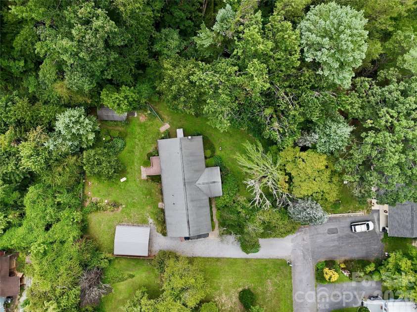5 Dewberry Drive, Hendersonville, NC 28792.  MLS# CAR4405580, YatesRealty ID 39567. 