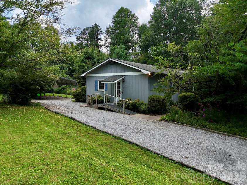5 Dewberry Drive, Hendersonville, NC 28792.  MLS# CAR4405580, YatesRealty ID 39567. 