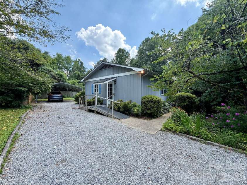 5 Dewberry Drive, Hendersonville, NC 28792.  MLS# CAR4405580, YatesRealty ID 39567. 