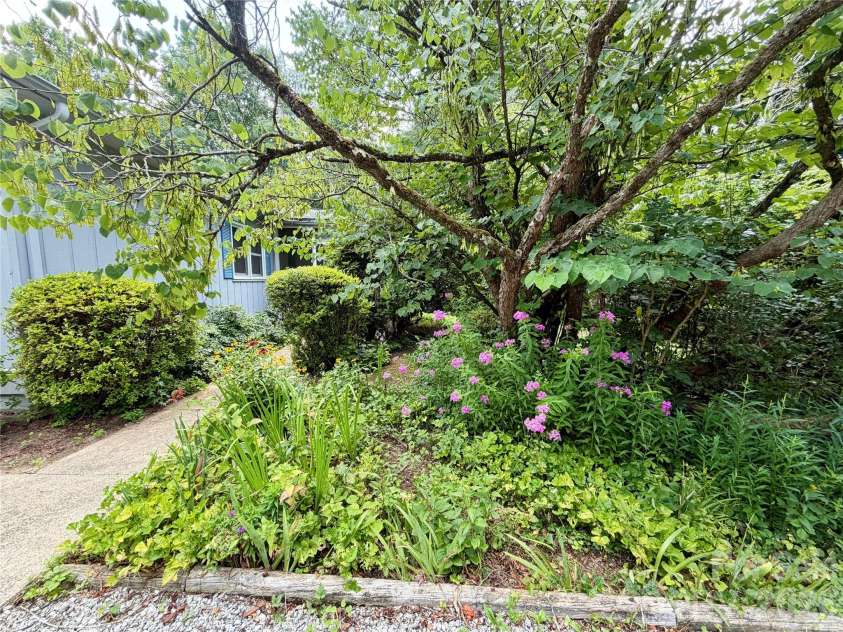 5 Dewberry Drive, Hendersonville, NC 28792.  MLS# CAR4405580, YatesRealty ID 39567. 