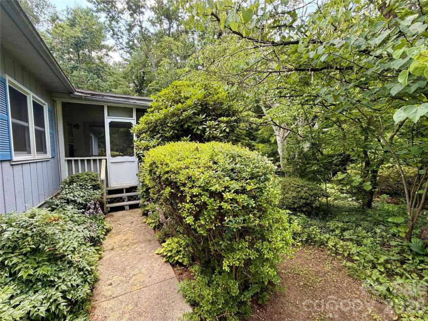 5 Dewberry Drive, Hendersonville, NC 28792.  MLS# CAR4405580, YatesRealty ID 39567. 
