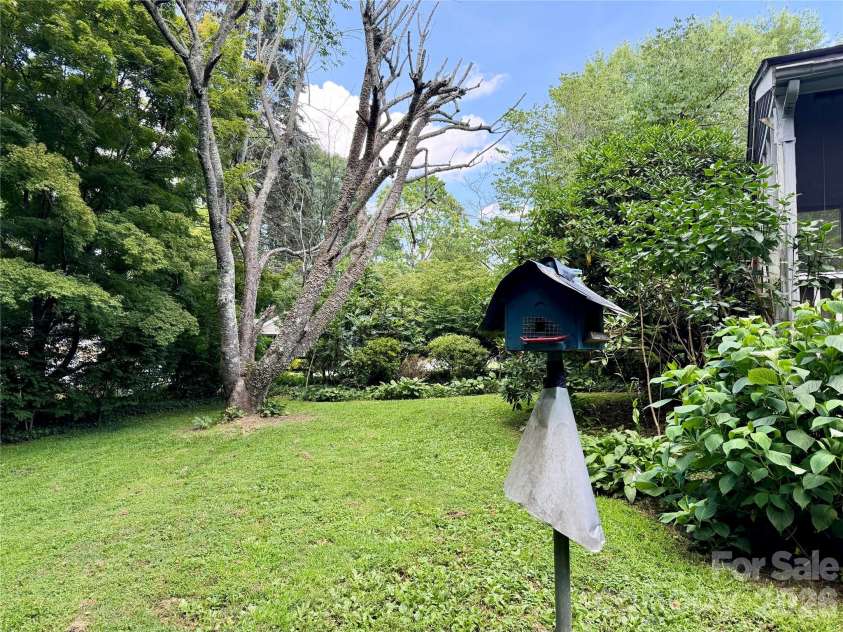 5 Dewberry Drive, Hendersonville, NC 28792.  MLS# CAR4405580, YatesRealty ID 39567. 