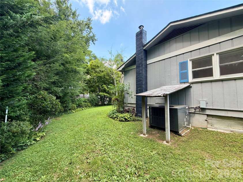 5 Dewberry Drive, Hendersonville, NC 28792.  MLS# CAR4405580, YatesRealty ID 39567. 