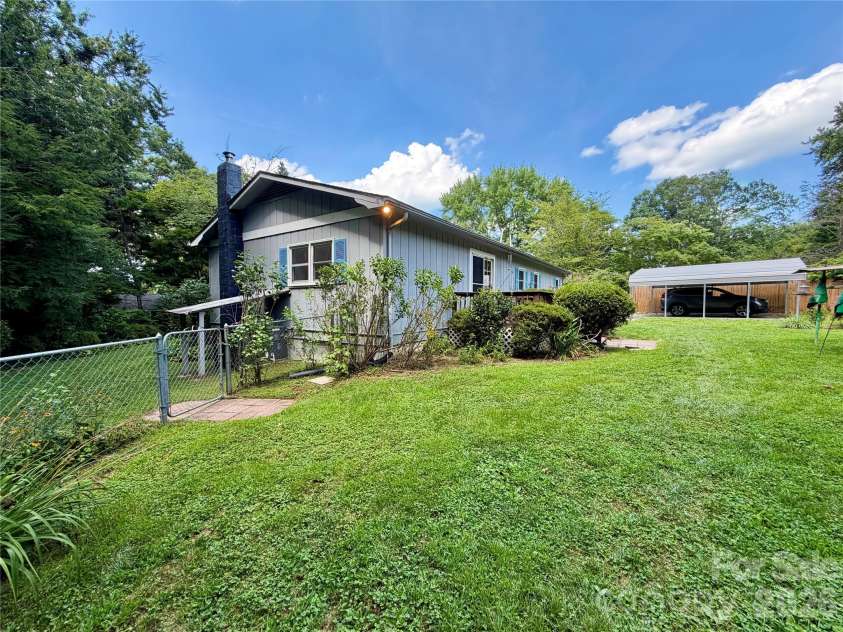 5 Dewberry Drive, Hendersonville, NC 28792.  MLS# CAR4405580, YatesRealty ID 39567. 