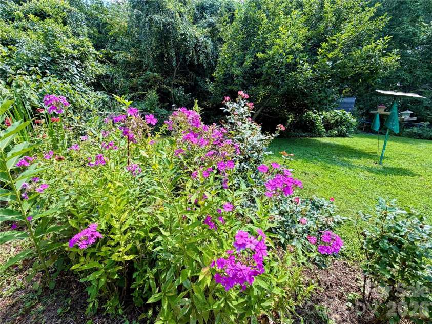5 Dewberry Drive, Hendersonville, NC 28792.  MLS# CAR4405580, YatesRealty ID 39567. 