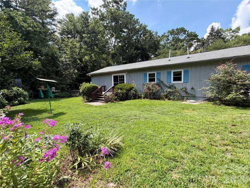 5 Dewberry Drive, Hendersonville, NC 28792.  MLS# CAR4405580, YatesRealty ID 39567. 