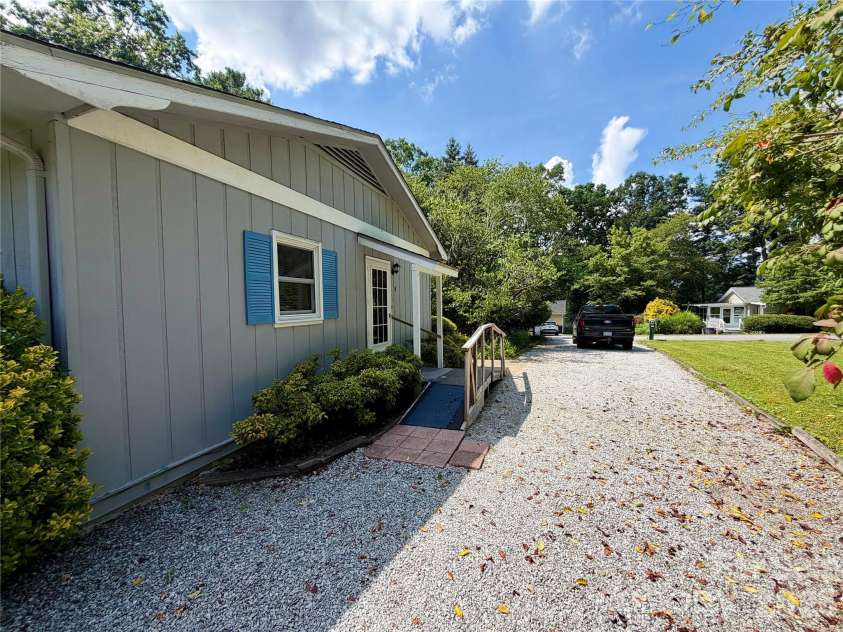 5 Dewberry Drive, Hendersonville, NC 28792.  MLS# CAR4405580, YatesRealty ID 39567. 