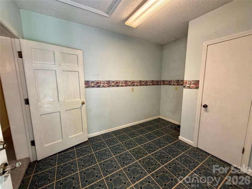 5 Dewberry Drive, Hendersonville, NC 28792.  MLS# CAR4405580, YatesRealty ID 39567. 