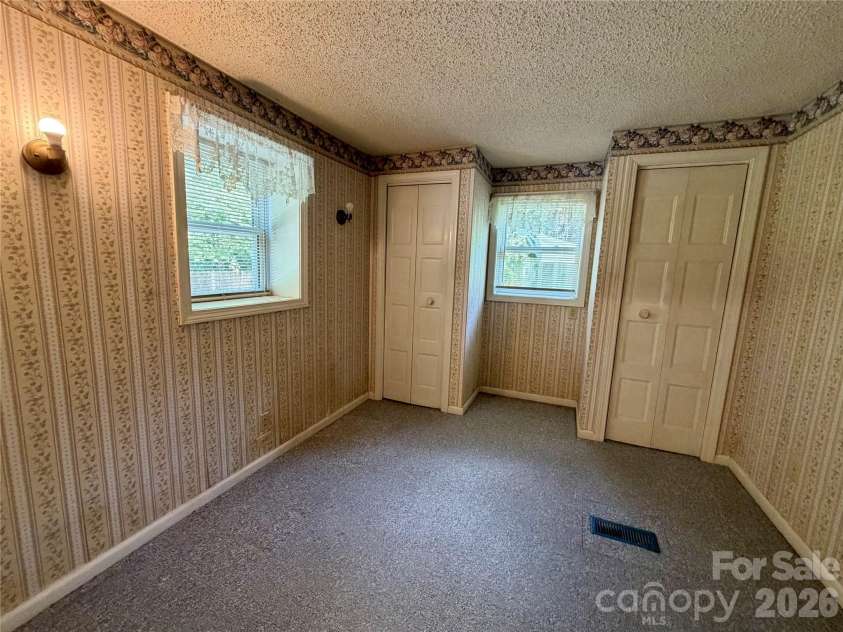 5 Dewberry Drive, Hendersonville, NC 28792.  MLS# CAR4405580, YatesRealty ID 39567. 