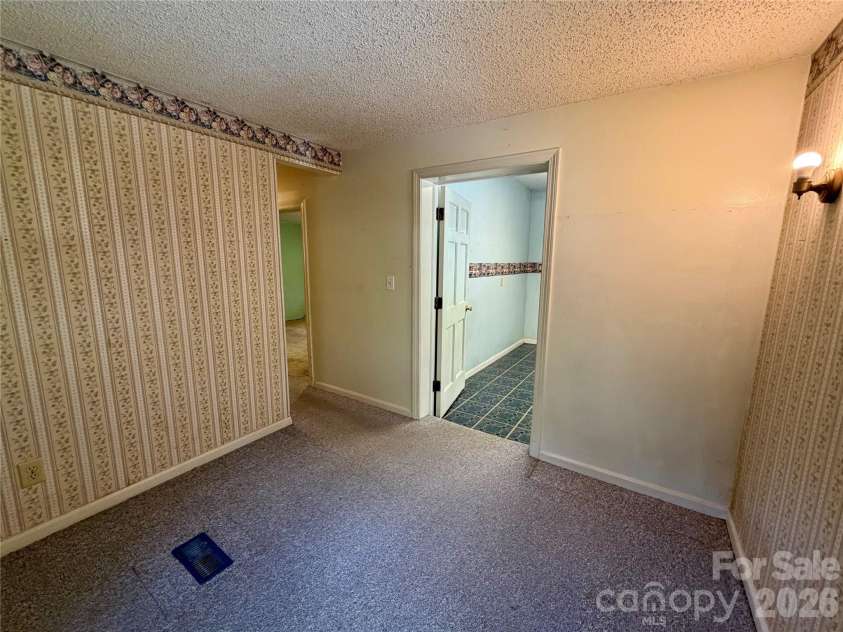 5 Dewberry Drive, Hendersonville, NC 28792.  MLS# CAR4405580, YatesRealty ID 39567. 