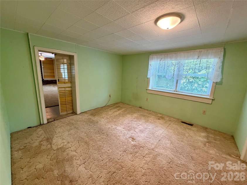 5 Dewberry Drive, Hendersonville, NC 28792.  MLS# CAR4405580, YatesRealty ID 39567. 