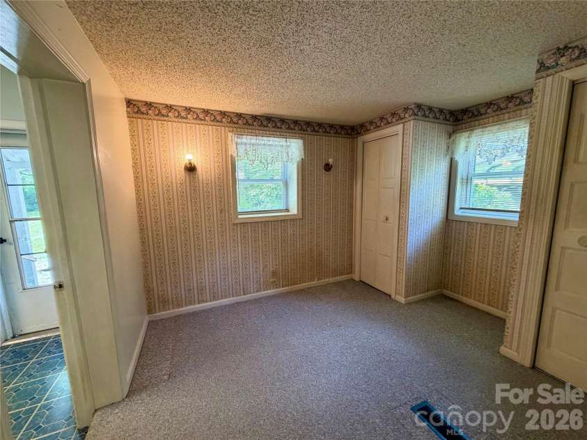 5 Dewberry Drive, Hendersonville, NC 28792.  MLS# CAR4405580, YatesRealty ID 39567. 