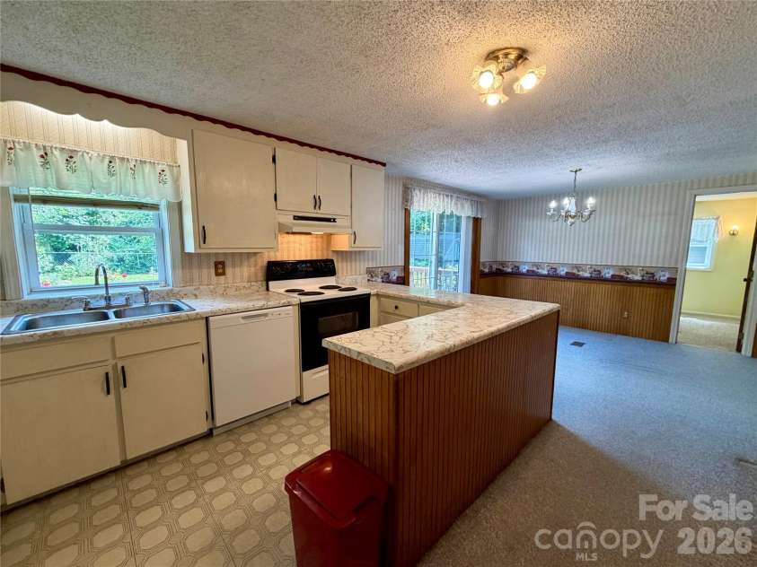 5 Dewberry Drive, Hendersonville, NC 28792.  MLS# CAR4405580, YatesRealty ID 39567. 