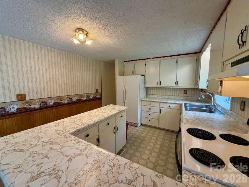 5 Dewberry Drive, Hendersonville, NC 28792.  MLS# CAR4405580, YatesRealty ID 39567. 