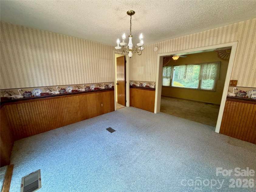 5 Dewberry Drive, Hendersonville, NC 28792.  MLS# CAR4405580, YatesRealty ID 39567. 
