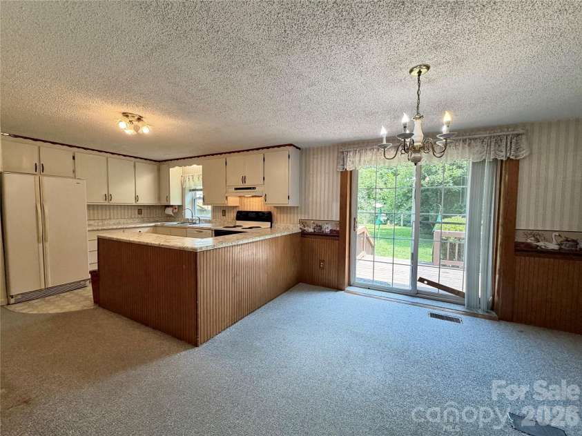 5 Dewberry Drive, Hendersonville, NC 28792.  MLS# CAR4405580, YatesRealty ID 39567. 