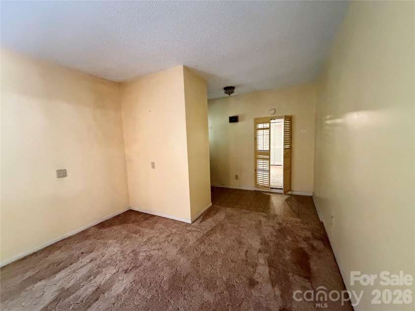 5 Dewberry Drive, Hendersonville, NC 28792.  MLS# CAR4405580, YatesRealty ID 39567. 