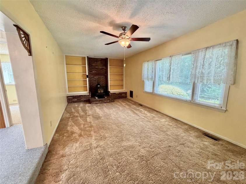 5 Dewberry Drive, Hendersonville, NC 28792.  MLS# CAR4405580, YatesRealty ID 39567. 