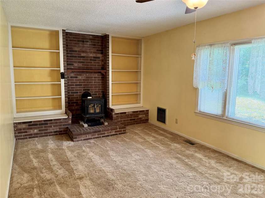 5 Dewberry Drive, Hendersonville, NC 28792.  MLS# CAR4405580, YatesRealty ID 39567. 
