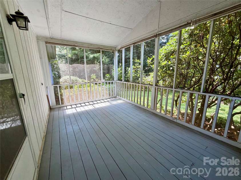 5 Dewberry Drive, Hendersonville, NC 28792.  MLS# CAR4405580, YatesRealty ID 39567. 