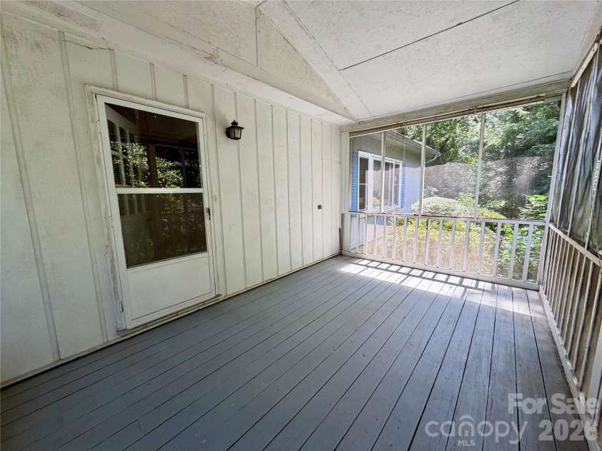5 Dewberry Drive, Hendersonville, NC 28792.  MLS# CAR4405580, YatesRealty ID 39567. 