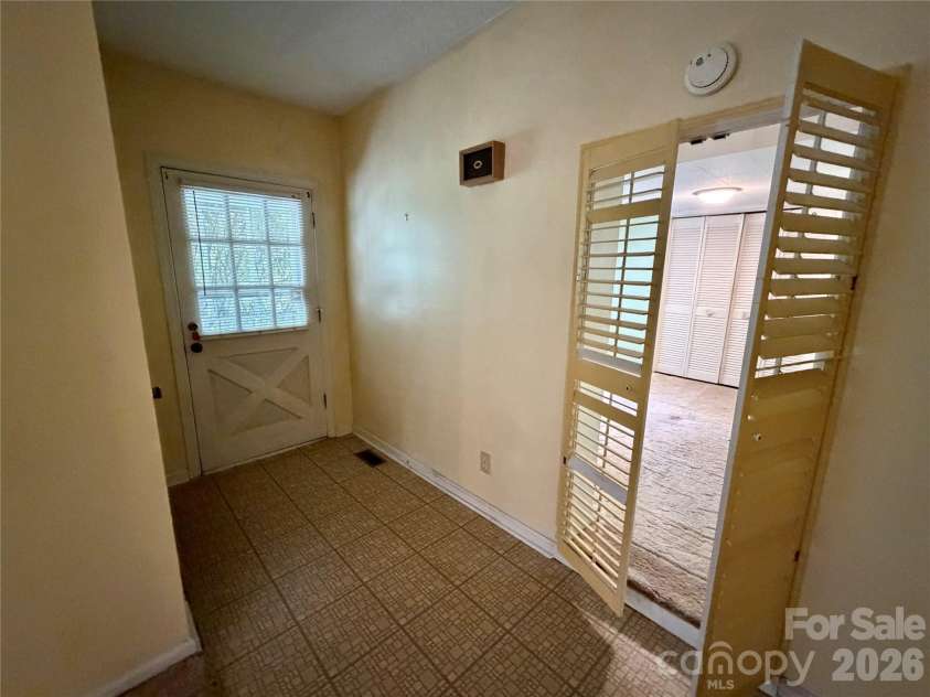 5 Dewberry Drive, Hendersonville, NC 28792.  MLS# CAR4405580, YatesRealty ID 39567. 