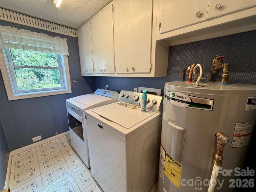 5 Dewberry Drive, Hendersonville, NC 28792.  MLS# CAR4405580, YatesRealty ID 39567. 