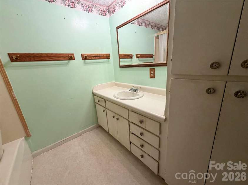 5 Dewberry Drive, Hendersonville, NC 28792.  MLS# CAR4405580, YatesRealty ID 39567. 
