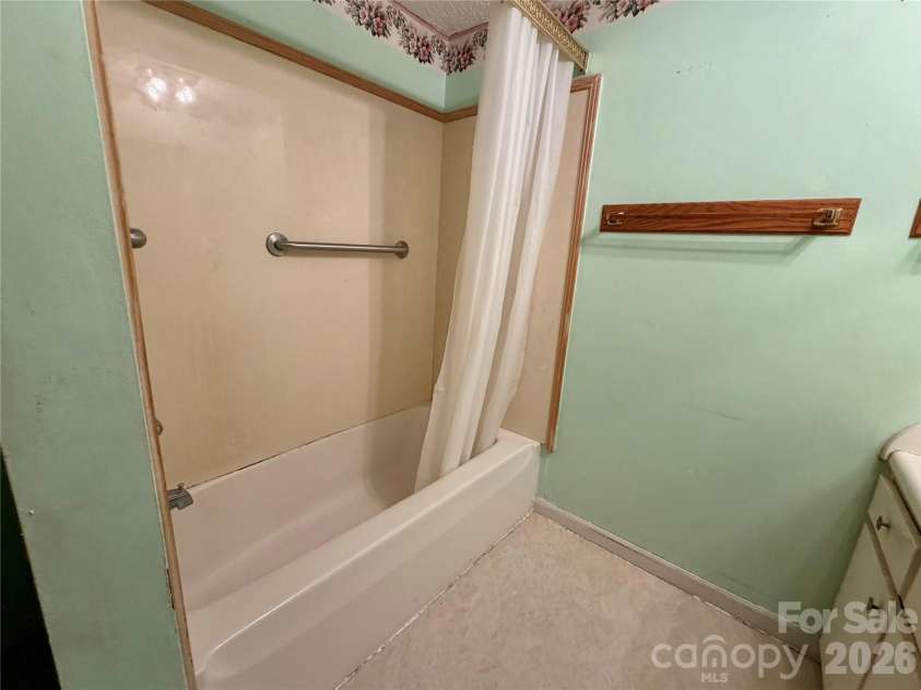 5 Dewberry Drive, Hendersonville, NC 28792.  MLS# CAR4405580, YatesRealty ID 39567. 