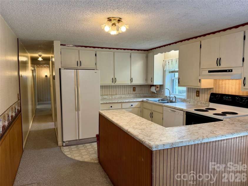 5 Dewberry Drive, Hendersonville, NC 28792.  MLS# CAR4405580, YatesRealty ID 39567. 