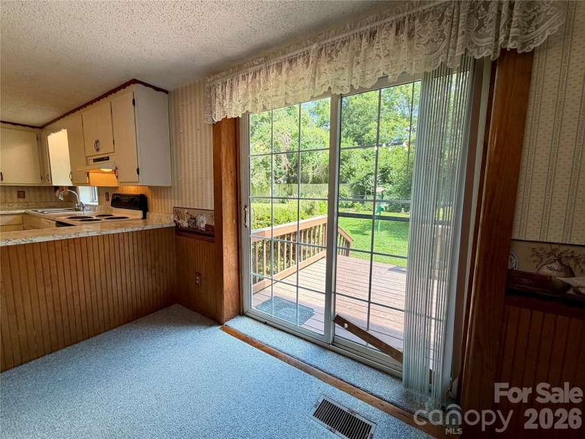 5 Dewberry Drive, Hendersonville, NC 28792.  MLS# CAR4405580, YatesRealty ID 39567. 