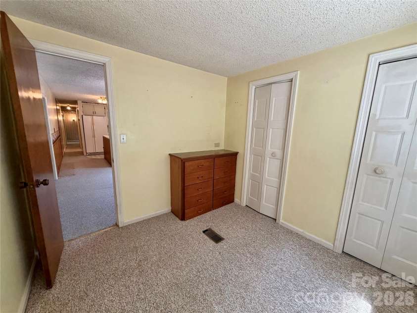 5 Dewberry Drive, Hendersonville, NC 28792.  MLS# CAR4405580, YatesRealty ID 39567. 